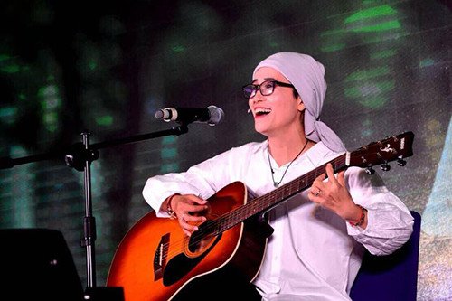 Chị Hương hát ca khúc do chính mình sáng tác Ngẫu hứng Đông Hà trong đêm nhạc từ thiện cuối tháng 9. Ảnh: N.H. Chị Hương hát ca khúc do chính mình sáng tác Ngẫu hứng Đông Hà trong đêm nhạc từ thiện cuối tháng 9. Ảnh: N.H.