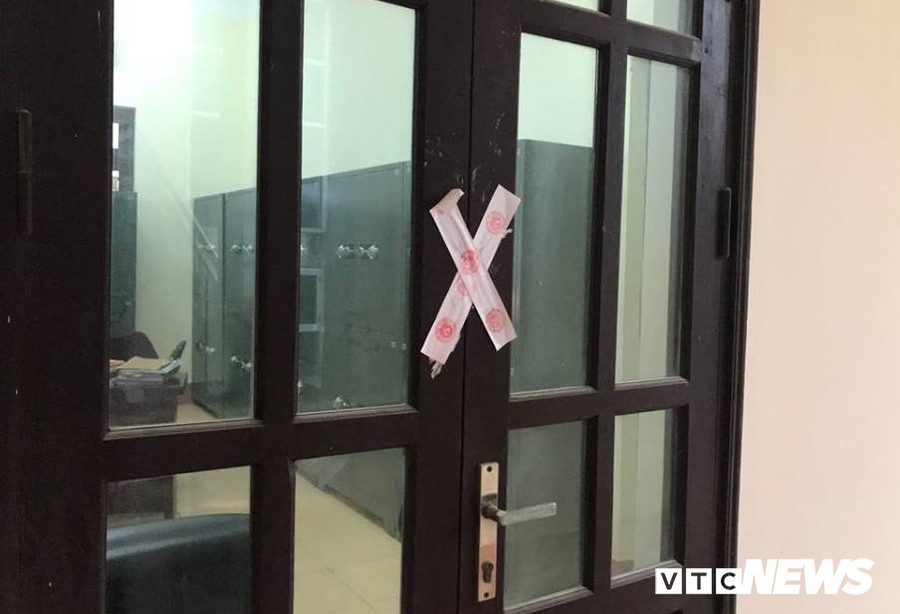 Cửa phòng đọc hồ sơ được niêm phong. 