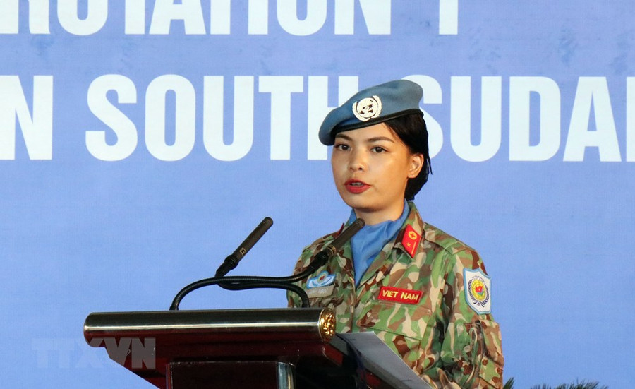 Thiếu úy Sa Minh Ngọc, đại diện cán bộ, nhân viên Bệnh viện dã chiến cấp 2 số 1 tuyên thệ nhận nhiệm vụ trước giờ lên đường. (Ảnh: Xuân Khu/TTXVN) Thiếu úy Sa Minh Ngọc, đại diện cán bộ, nhân viên Bệnh viện dã chiến cấp 2 số 1 tuyên thệ nhận nhiệm vụ trước giờ lên đường. (Ảnh: Xuân Khu/TTXVN)