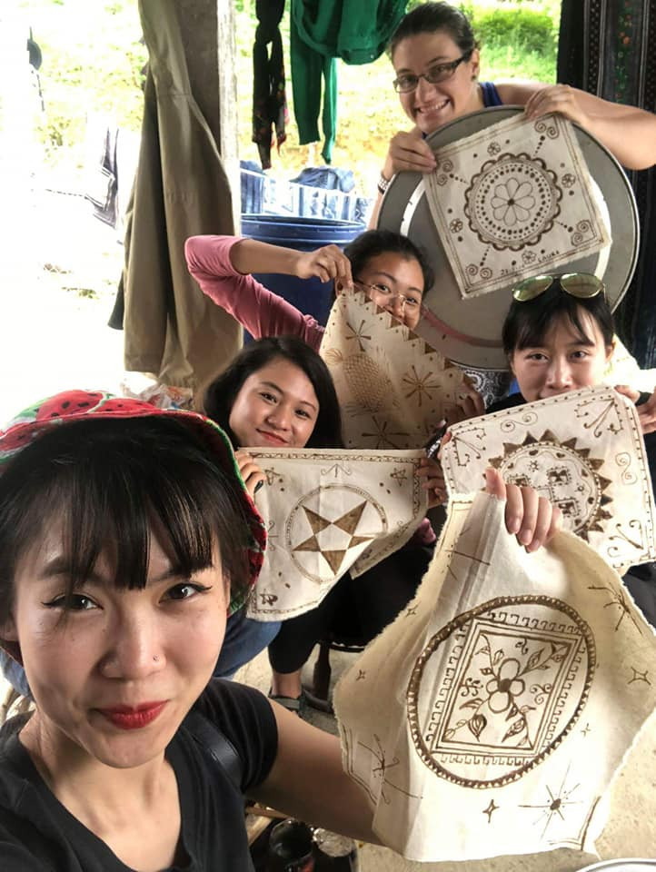  Sản phẩm đầu tay của du khách khi tham gia làm nghề thêu với bà con.