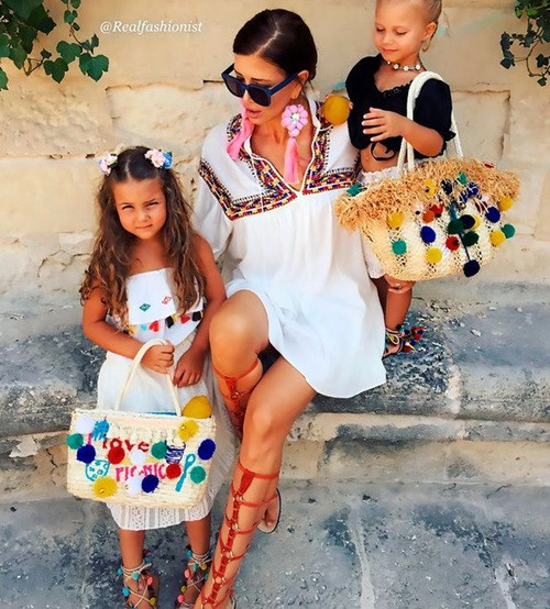 Trong mỗi bức ảnh, Zaklina đều sử dụng hashtag ##grandmotherthatlovesfashion (tạm dịch: bà ngoại mê thời trang). Hai cô cháu gái của Zaklina cũng thường xuyên xuất hiện trong những bức ảnh chụp cùng bà.