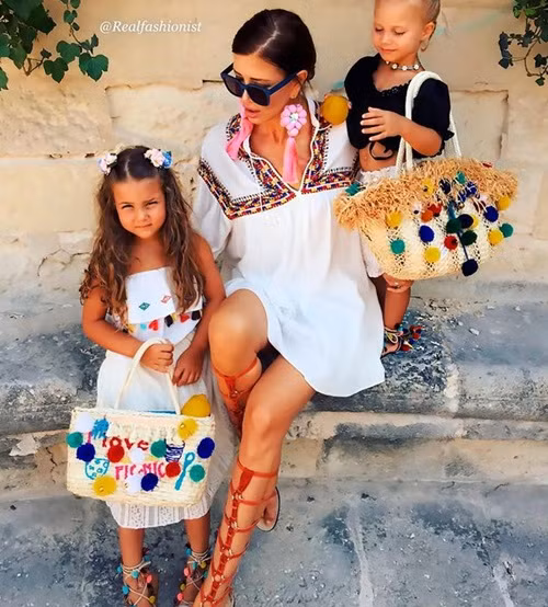 Trong mỗi bức ảnh, Zaklina đều sử dụng hashtag ##grandmotherthatlovesfashion (tạm dịch: bà ngoại mê thời trang). Hai cô cháu gái của Zaklina cũng thường xuyên xuất hiện trong những bức ảnh chụp cùng bà.