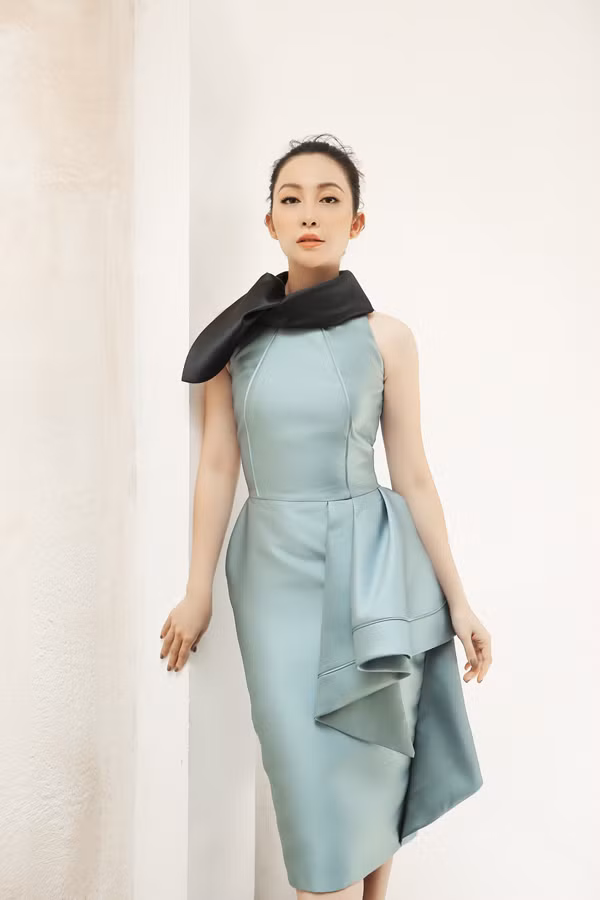 Chất liệu vải lụa được đặc biệt chú trọng để mang tới nét sang trọng cho bề mặt chất liệu, đồng thời dễ tạo khối nhưng không mang tới cảm giác quá thô cứng. Chất liệu vải lụa được đặc biệt chú trọng để mang tới nét sang trọng cho bề mặt chất liệu, đồng thời dễ tạo khối nhưng không mang tới cảm giác quá thô cứng.