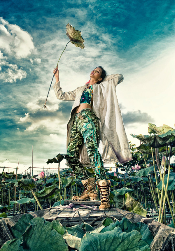 Người đẹp còn có những shoot hình phiêu và thăng hoa giữa đầm sen với áo crop top, quần rằn ri. Người đẹp còn có những shoot hình phiêu và thăng hoa giữa đầm sen với áo crop top, quần rằn ri.