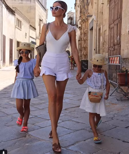  Nếu chỉ nhìn vẻ bề ngoài, khó ai có thể tin Zaklina năm nay 48 tuổi. Cô có hai con, con gái 29 tuổi, con trai hơn 20 tuổi (đã qua đời vào năm ngoái) và hai cháu ngoại. Cô hiện là một blogger về thời trang khá nổi tiếng ở Italia.