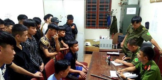 Công an làm việc với nhóm học sinh. Công an làm việc với nhóm học sinh.