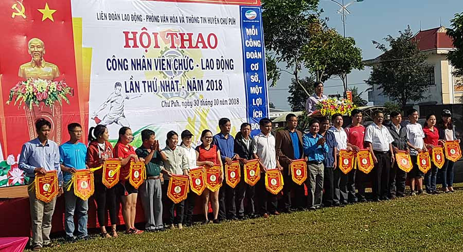 Tặng cờ lưu niệm cho các đoàn tham gia hội thao. Ảnh: Lê Trang Tặng cờ lưu niệm cho các đoàn tham gia hội thao. Ảnh: Lê Trang