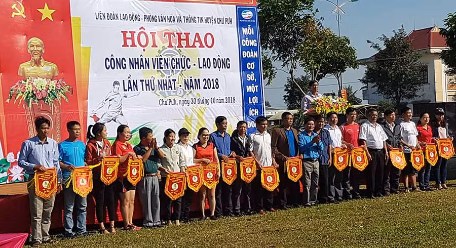 Tặng cờ lưu niệm cho các đoàn tham gia hội thao. Ảnh: Lê Trang 