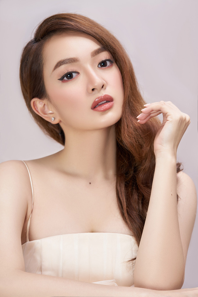 Kẻ viền mắt kéo dài, hơi hướng lên trên cùng một đường phấn sáng màu ở mí dưới giúp đôi mắt thêm ấn tượng, cuốn hút. Đừng quên cố định dáng lông mày cũng như tán thêm màu để tổng thể được sắc nét, chỉn chu.