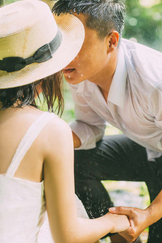 Lúc đó anh chàng Mạnh Cường đã “thầm thương trộm nhớ” Lê Ngân nhưng tình yêu học trò nên đành giấu kín. Vậy mà Mạnh Cường không hề biết rằng thời khắc đó cô gái có nụ cười như nắng tỏa Lê Ngân cũng dành một niềm cảm mến nhất định cho anh. Anh không nói, còn cô thì lặng im, tình cảm đầu đời giấu nhẹm vào tim. Những năm cấp 3 cứ thế trôi đi cùng những kỳ thi vội vàng, những dự định tương lai, họ mất liên lạc một thời gian. Lúc đó anh chàng Mạnh Cường đã “thầm thương trộm nhớ” Lê Ngân nhưng tình yêu học trò nên đành giấu kín. Vậy mà Mạnh Cường không hề biết rằng thời khắc đó cô gái có nụ cười như nắng tỏa Lê Ngân cũng dành một niềm cảm mến nhất định cho anh. Anh không nói, còn cô thì lặng im, tình cảm đầu đời giấu nhẹm vào tim. Những năm cấp 3 cứ thế trôi đi cùng những kỳ thi vội vàng, những dự định tương lai, họ mất liên lạc một thời gian.