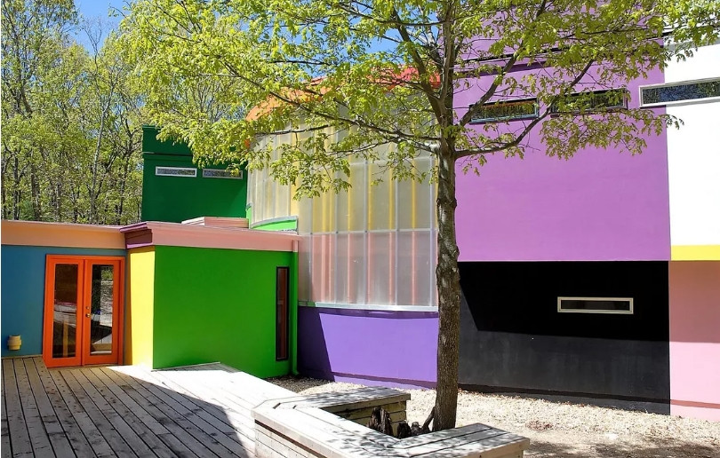 Nhà có 2 phòng ngủ, 2 phòng nghiên cứu, một phòng tắm. Nó được vợ chồng Arakawa xây trong suốt 8 năm, đến 2008 mới hoàn thành, với chi phí gần 2 triệu đôla (44 tỷ đồng). Nhà sử dụng công nghệ xây dựng của Nhật Bản như làm sàn bằng đất cứng và một ít xi măng, làm tường bằng kim loại và polycarbonate. 40 màu sơn khiến nó nổi bật so với xung quanh.