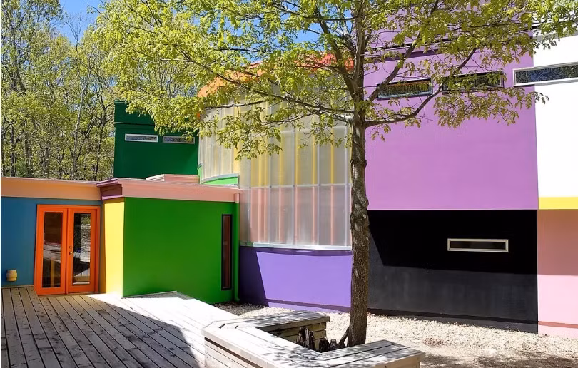 Nhà có 2 phòng ngủ, 2 phòng nghiên cứu, một phòng tắm. Nó được vợ chồng Arakawa xây trong suốt 8 năm, đến 2008 mới hoàn thành, với chi phí gần 2 triệu đôla (44 tỷ đồng). Nhà sử dụng công nghệ xây dựng của Nhật Bản như làm sàn bằng đất cứng và một ít xi măng, làm tường bằng kim loại và polycarbonate. 40 màu sơn khiến nó nổi bật so với xung quanh.