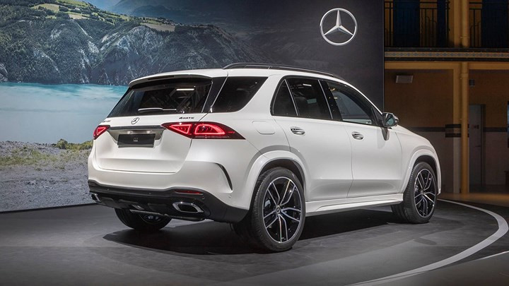 Mercedes-Benz GLE thế hệ mới được "lột xác" với thiết kế mềm mại hơn. Chiều dài cơ sở 2.995 mm, dài hơn 80 mm so với thế hệ trước, giúp hàng ghế thứ 2 có chỗ để chân rộng hơn và khoảng trống trên đầu cao hơn. Mercedes-Benz GLE thế hệ mới được