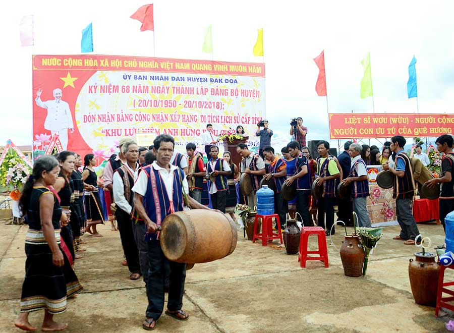 Giao lưu cồng chiêng tại lễ đón bằng công nhận Di tích lịch sử cấp tỉnh “Khu lưu niệm Anh hùng Wừu”. Ảnh: P.L