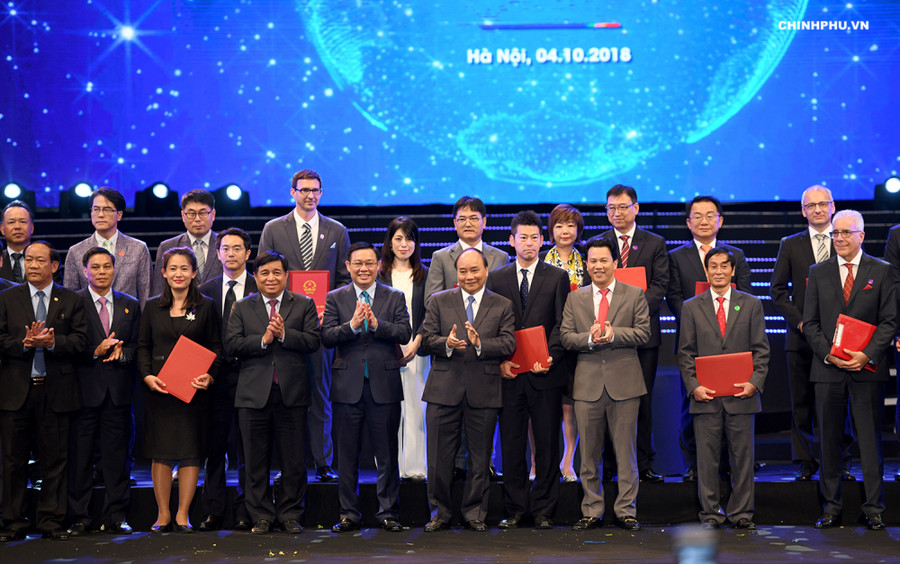 Thủ tướng Nguyễn Xuân Phúc, Phó Thủ tướng Vương Đình Huệ và các nhà đầu tư. (Ảnh: VGP)