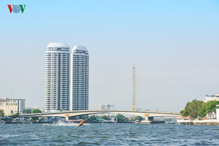  Từ trên thuyền, khung cảnh Bangkok hiện lên ấn tượng với những nét trái ngược. Đó có thể là những tòa tháp cao tầng, các công trình hiện đại.