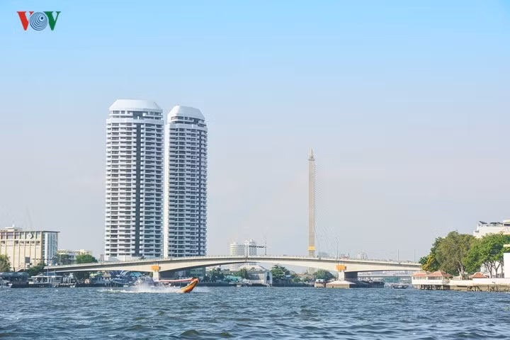  Từ trên thuyền, khung cảnh Bangkok hiện lên ấn tượng với những nét trái ngược. Đó có thể là những tòa tháp cao tầng, các công trình hiện đại.