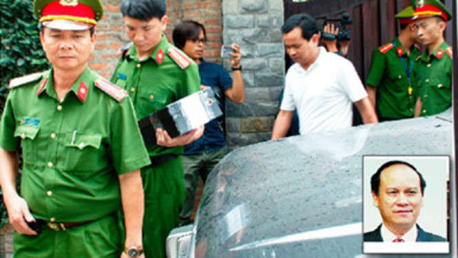 Lực lượng chức năng khám xét nhà ông Trần Văn Minh, nguyên Chủ tịch UBND TP Đà Nẵng hồi tháng 4 ẢNH HOÀNG SƠN Lực lượng chức năng khám xét nhà ông Trần Văn Minh, nguyên Chủ tịch UBND TP Đà Nẵng hồi tháng 4 ẢNH HOÀNG SƠN