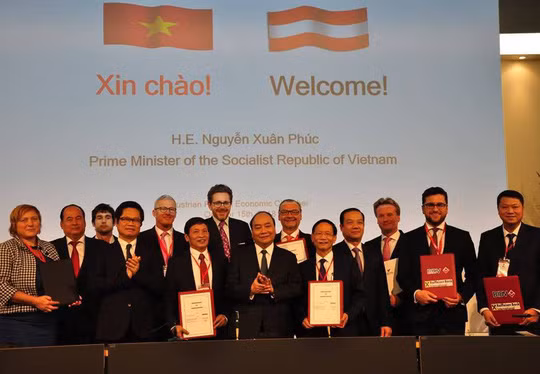 Thủ tướng chụp ảnh cùng doanh nghiệp Việt Nam và Cộng hoà Áo - Ảnh: Thế Dũng