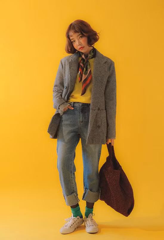 Trên set đồ tông màu trung tính gồm áo blazer, quần jeans xanh cổ điển, gam vàng trở thành điểm nhấn nổi bật. Trên set đồ tông màu trung tính gồm áo blazer, quần jeans xanh cổ điển, gam vàng trở thành điểm nhấn nổi bật.