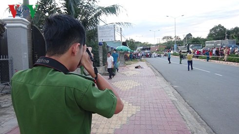 Công an khám nghiệm hiện trường.