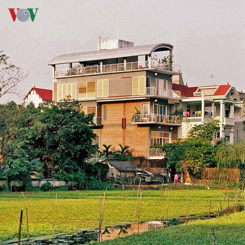 Ngôi nhà nằm trong một khu làng cũ ven Hồ Tây, nay đã đô thị hoá nhưng vẫn còn lưu dấu xưa với những khoảng ao, vườn và cây xanh. Công trình có cấu trúc một ngôi nhà ống với 3 mặt tiền trước sau và mặt bên. Mặt tiền nhà quay hướng nam nhưng sườn nhà – nơi có diện tích lớn nhất lại đón nắng tây.