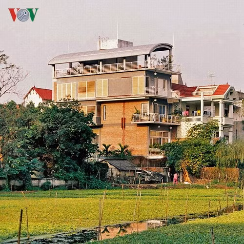 Ngôi nhà nằm trong một khu làng cũ ven Hồ Tây, nay đã đô thị hoá nhưng vẫn còn lưu dấu xưa với những khoảng ao, vườn và cây xanh. Công trình có cấu trúc một ngôi nhà ống với 3 mặt tiền trước sau và mặt bên. Mặt tiền nhà quay hướng nam nhưng sườn nhà – nơi có diện tích lớn nhất lại đón nắng tây.