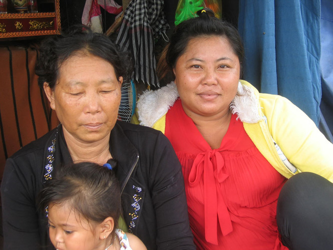 Hai mẹ con người phụ nữ này người thì chồng mất, người thì chồng bỏ đi