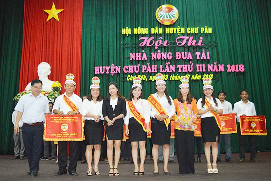 Ban tổ chức trao giải nhất cho đội xã Ia Nhin. Ảnh: Đ.Y