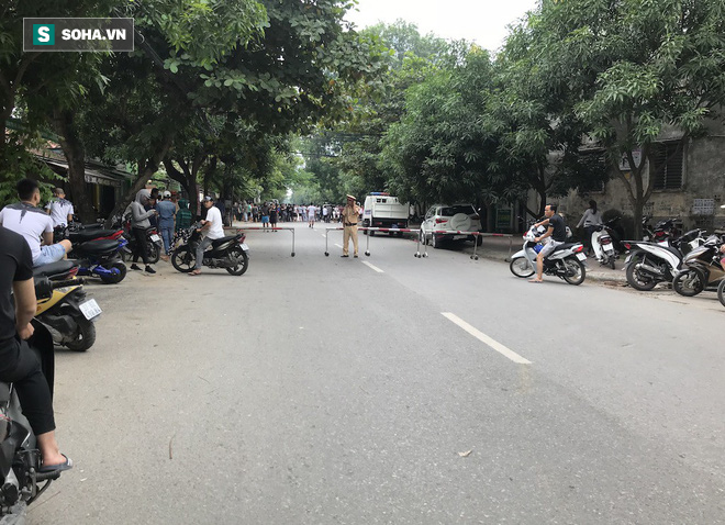 CSGT chốt chặn các ngả vào đường Hồng Bàng để vây bắt đối tượng.