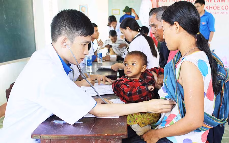  Thanh niên tham gia khám bệnh cho người dân xã Hà Ra (huyện Mang Yang). Ảnh: T.B