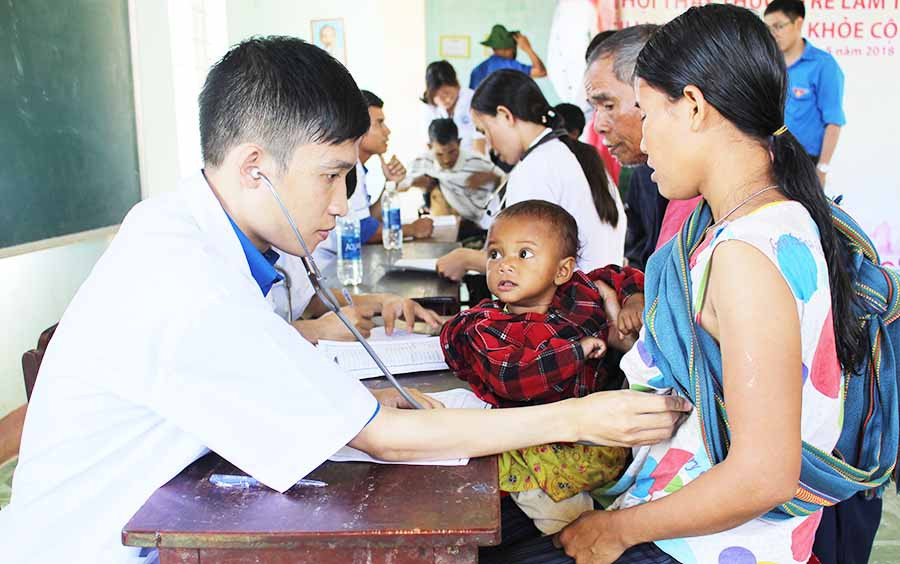  Thanh niên tham gia khám bệnh cho người dân xã Hà Ra (huyện Mang Yang). Ảnh: T.B