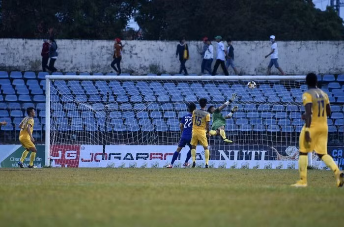  Tiến Dũng gây thất vọng với những sai lầm liên tiếp. Ảnh: CVC