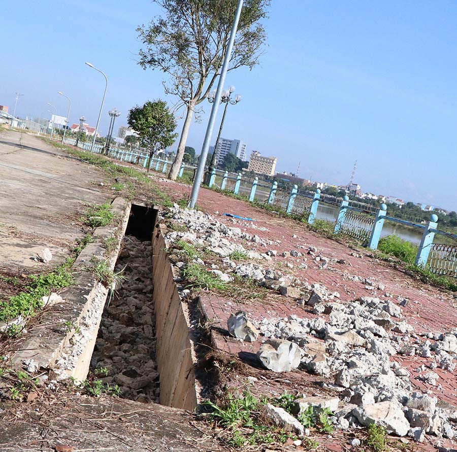 Hiện trường bờ kè sông Đăk Bla bị phá. Ảnh: Cao Nguyên Hiện trường bờ kè sông Đăk Bla bị phá. Ảnh: Cao Nguyên