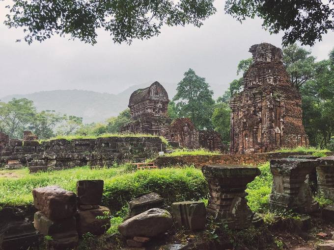 Cách Đà Nẵng 70 km về phía nam, Thánh địa Mỹ Sơn cũng là điểm dừng chân của ba người mẫu. Ảnh: Christopher Mason. Cách Đà Nẵng 70 km về phía nam, Thánh địa Mỹ Sơn cũng là điểm dừng chân của ba người mẫu. Ảnh: Christopher Mason.