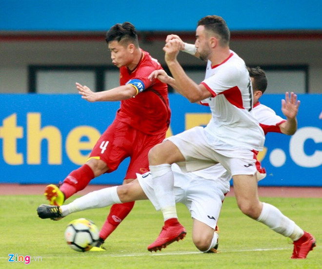 Thủ quân Đặng Văn Tới và đồng đội hoàn toàn lép vế trước U19 Jordan. Ảnh: Kiệt Trần.