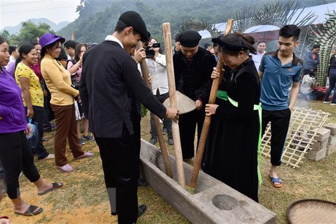 Để cho cốm không bị dính và không bết, hạt lúa phải để thật nguội sau đó mới đem cho vào cối giã. (Ảnh: Văn Tý/TTXVN)