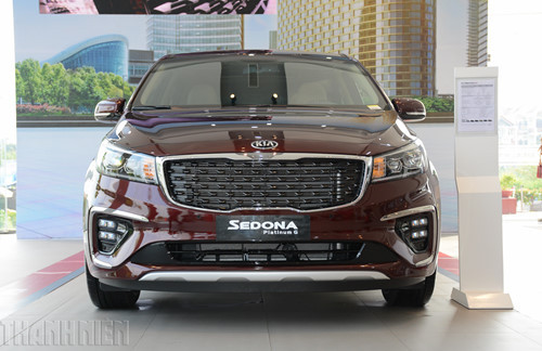  Đèn pha trên 2 phiên bản Platinum D, Platinum G được nâng cấp bằng công nghệ đèn LED