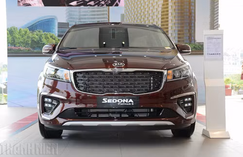  Đèn pha trên 2 phiên bản Platinum D, Platinum G được nâng cấp bằng công nghệ đèn LED