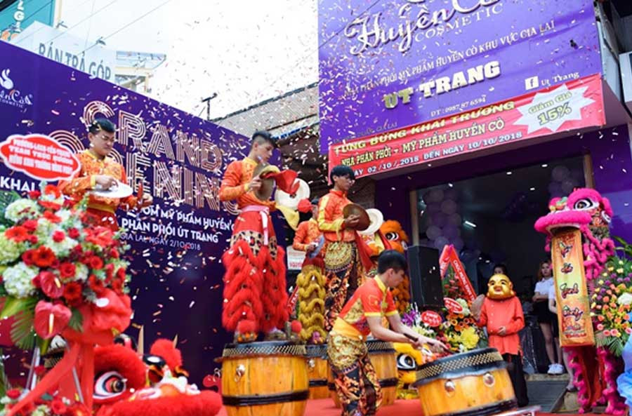  Buổi khai trương Showroom Mỹ phẩm Huyền Cò độc quyền tại Gia Lai thu hút đông đảo sự quan tâm và chú ý của mọi người.