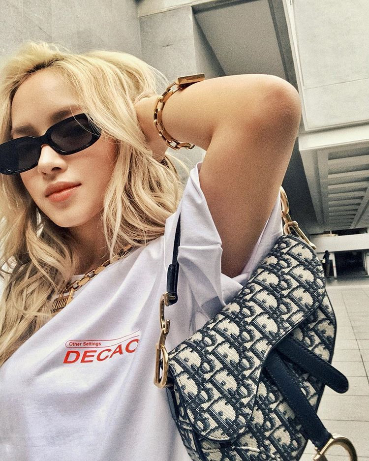 Hot girl, fashionista Châu Bùi cũng sở hữu chiếc túi yên ngựa gây sốt năm nay với cách phối đồ đơn giản, không cầu kỳ.