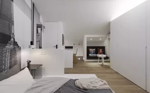 Nhiếp ảnh gia 50 tuổi dùng sơn màu trắng, xám để khiến nhà có cảm giác rộng hơn, điểm xuyết trên tường là những bức tranh do chính ông vẽ.