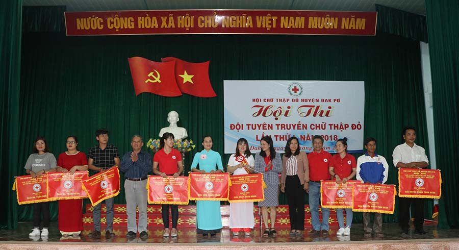 Trao cờ lưu niệm cho các đội có thành tích xuất sắc. Ảnh: Ngọc Minh