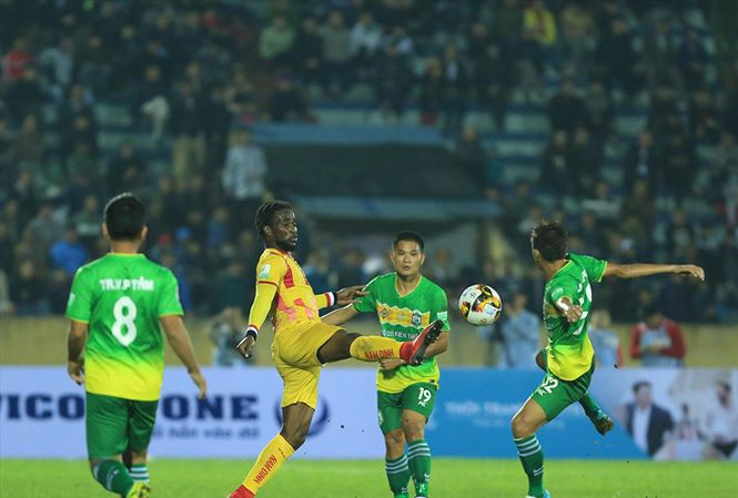 Cần Thơ (trái) chỉ còn một cửa thắng mới tránh được suất xuống hạng trực tiếp. |Ảnh: VSI