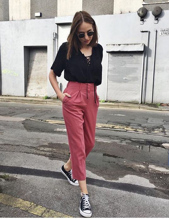 Để tránh cảm giác 'sến' khi sử dụng sắc hồng, các cô nàng sành điệu thường chọn kiểu dáng trang phục khoẻ khoắn và mix chúng cùng tông trắng, đen.