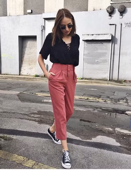 Để tránh cảm giác 'sến' khi sử dụng sắc hồng, các cô nàng sành điệu thường chọn kiểu dáng trang phục khoẻ khoắn và mix chúng cùng tông trắng, đen. Để tránh cảm giác 'sến' khi sử dụng sắc hồng, các cô nàng sành điệu thường chọn kiểu dáng trang phục khoẻ khoắn và mix chúng cùng tông trắng, đen.