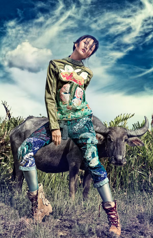 Đây là lần hiếm hoi Hoa hậu Hoàn vũ Việt Nam 2017 trở lại với vai trò người mẫu cùng tạo hình nổi loạn. Từ sau khi đăng quang, cô thường gắn liền với hình ảnh nữ tính, quyến rũ. 