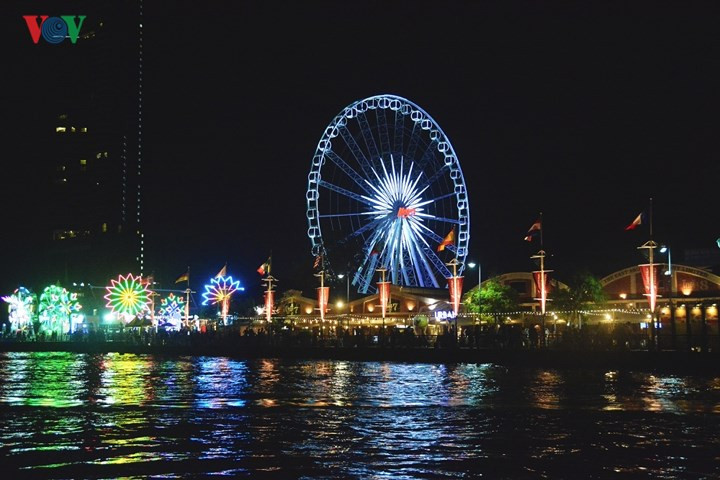  Thuyền sông Chao Praya hoạt động đến tận khuya, đưa khách tới các khu vui chơi về đêm lấp lánh ánh đèn, tận hưởng một Bangkok thật trọn vẹn.