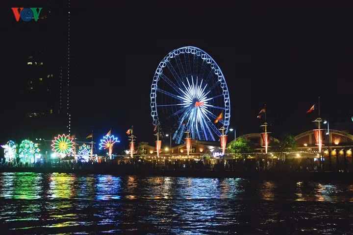  Thuyền sông Chao Praya hoạt động đến tận khuya, đưa khách tới các khu vui chơi về đêm lấp lánh ánh đèn, tận hưởng một Bangkok thật trọn vẹn.