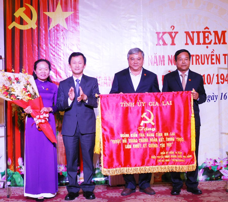 Bí thư Tỉnh ủy Dương Văn Trang (thứ 2 từ trái sang) trao bức trướng của Tỉnh ủy cho ngành Kiểm tra Đảng tỉnh. Ảnh: T.N Bí thư Tỉnh ủy Dương Văn Trang (thứ 2 từ trái sang) trao bức trướng của Tỉnh ủy cho ngành Kiểm tra Đảng tỉnh. Ảnh: T.N